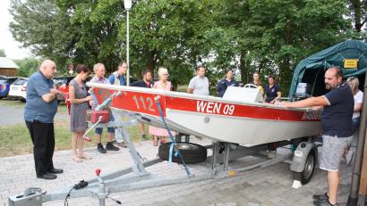 Bild: bjp
Zum Fahrzeugpark der Pressather Rotkreuzgruppen gehört das batteriegetriebene Wasserwacht-Rettungsboot, das der taktische Leiter der Rotkreuzbereitschaft Florian Eibl (Zweiter von rechts) und Wasserwachtleiterin Sabine Wittmann (Dritte von rechts) dem Stadtrat vorstellten.
