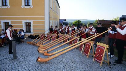 Bild: bey
Die Alphornbläser aus Großkonreuth eröffneten die Sommerserenade zum zehnjährigen Jubiläum des "Vulkanerlebnis Parkstein"