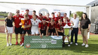 Bild: BFV/Birgit Gleixner/exb
Prost, SC Luhe-Wildenau: Der Bezirksliga-Nord-Meister ist der Meister aller Meister.