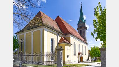Archivbild: njn
Die Pfarrei Erbendorf ist weiter ein Streitfall. Vom Tisch ist eine Gemeinschaft mit Waldershof. Aber auch die neuen Pläne einer Pfarreiengemeinschaft mit Krummennaab, Premenreuth, Friedenfels, Falkenberg, Wiesau und Fuchsmühl stoßen nicht überall auf Zustimmung. Das Bild zeigt die Pfarrkirche Mariä Himmelfahrt in Erbendorf.