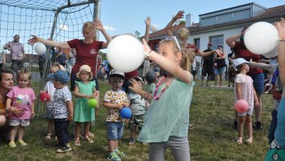 Bild: dob
Mit dem "Tanz der Luftballons" wurde die Stimmung beim Mitmach-Fest angeheizt.