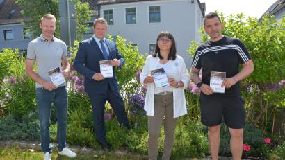 Bild: jr
Sie freuen sich über ein abwechslungsreiches Ferienprogramm 2023 in Mitterteich: (von links) Jugendbeauftragter Christoph Hampel, Bürgermeister Stefan Grillmeier, Gabi Bleistein (Stadtverwaltung) und Jugendbeauftragter Matthias Gradl.