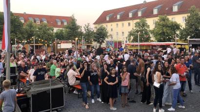 Bild: wro
Nicht nur der lauschige Abend, sondern auch die Atmosphäre lockten unzählige Festbesucher an den Marktplatz im Herzen von Wiesau.