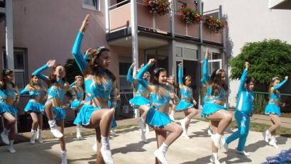 Bild: u
Die Narrhalla-Kindergarde präsentierte einen temperamentvollen Showtanz. Zu den Klängen von "Vaiana" nahm sie das Publikum mit auf eine abenteuerliche Reise in die traumhaft schönen und unendlichen Weiten des Südpazifiks.