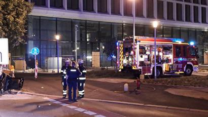 Bild: -/Berufsfeuerwehr München/dpa
Einsatzkräfte der Feuerwehr und Polizei stehen neben einem zerstörtem Wagen an der Unfallstelle in München.