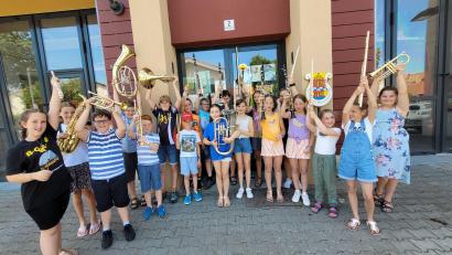 Bild: Hahnbacher Marktbläser/exb
Hurra, alle 20 Kinder haben ihr Musikabzeichen bestanden.