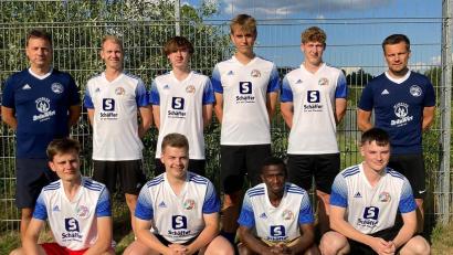 Bild: AKO
Die neuen Spieler des SV Raigering (stehend von links): Jochen Schober (Trainer Kreisklasse), Philipp Grundl, Tim Thormann, Florian Grabinger, Elias de Luca, Tom Ficarra (Trainer Kreisliga). Vorne von links: Lorenzo Ficarra, Lukas Erras, Daouda Barry, Fabian Kreitlein.