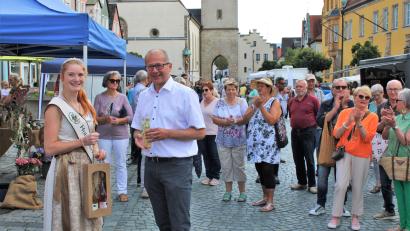 Bild: Stadt Kemnath/exb
Holunderkönigin Monika Hirtreiter eröffnete mit Bürgermeister Roman Schäffler (vorne von links) den Kemnather Wochenmarkt.
