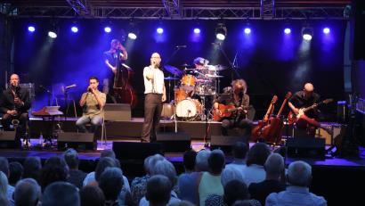 Bild: cog
Oberbayerische Volksmusik ohne Krachlederne und Gamsbart. Damit begeistert Dreiviertelblut auch die Oberpfälzer. Auf der Bühne stehen (von links) Florian Riedl:(Klarinette, Bassklarinette, Moog), Dominic Glöbl (Flügelhorn, Trompete, Gesang), Benny Schäfer (Kontrabass), Sebastian Horn (Gesang), Flurin Mück (Schlagzeug), Gerd Baumann (Gitarre, Gesang) und Luke Cyrus Goetze (Gitarre, Lapsteel, Dobro).