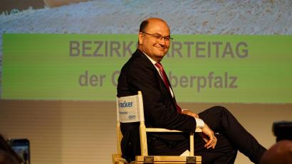 Bild: Hubert Obermaier
Albert Füracker ist glücklich über das Traumergebnis bei seiner Wiederwahl und bedankt sich bei den Delegierten.