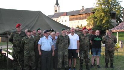 Bild: knh
Im kleinen Kreis feiert die Reservistenkameradschaft Mantel ihr 40-jähriges Gründungsfest. Vorsitzender Andreas Fellner (rechts) freut sich, dass auch noch einige Gründungsmitglieder dabei sind.