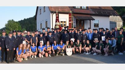 Bild: bö
Eine bemerkenswerte Sache ist das Fest zum 130-Jährigen auf jeden Fall. In Ransbach ist die Feuerwehr in jedem Haus oft mehrfach vertreten. Beim Kommersabend am Samstag wurde insgesamt 72 Mitglieder geehrt. 46 Davon zwischen 15 und 60 Jahren Vereinszugehörigkeit.