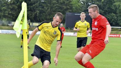 Archivbild: Hubert Ziegler
Paul Götz (links) wechselt vom Landesliga-Absteiger FC Amberg in die Kreisklasse nach Ursulapoppenricht. In der abgelaufenen Saison traf der 20-jährige Angreifer in 28 Spielen neun Mal.