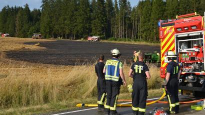 Bild: dob
Auf einem Feld zwischen Braunetsrieth und Lohma brannten rund 4500 Quadratmeter ab. Hoher Sachschaden am Häcksler.