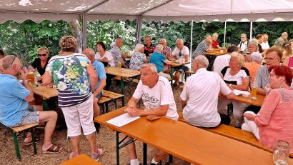 Bild: R. Kreuzer
Im Garten des Gemeindezentrums St. Markus feiern die Hammerweg-Siedler mit ihren Gästen.