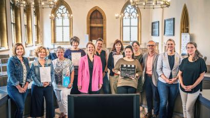 Bild: Michael Golinski, Stadt Amberg/exb
Die Vertreterinnen der Teilnehmerkitas mit Referatsleiterin Susanne Augustin (Zweite von rechts), Thomas Boss (links daneben) und Christina Porebski (Fünfte von links).