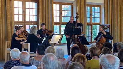 Bild: ck
Das Interesse am 34. Rathauskonzert in Vohenstrauß mit dem Arte Ensemble ist am Samstagabend riesengroß. Albert Sommer (am Kontrabass) muss wegen der vorgeschriebenen Sitzplatzbeschränkung im Großen Rathaussaal sogar etlichen Zuhörer den Einlass verwehren.