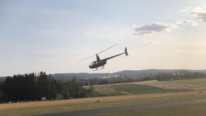 Bild: gdö
Mit dabei war auch in diesem Jahr wieder Bernhard Döllinger aus Waldsassen. Der viersitzige Hubschrauber Typ Robinson R 44 war ebenfalls mit den nachgefragten Rundflügen ausgelastet.