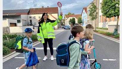 Bild: Gabi Schönberger
Michaela Koch ist seit zwei Jahren Schulwegbegleiterin in Schirmitz. Sie sorgt somit als Ehrenamtliche für die Sicherheit der Grundschüler auf ihrem Schulweg.