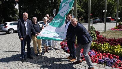 Bild: Stadt Weiden/exb
Zeigen Flagge (von links): Bürgermeister Lothar Höher, interessierte Bürger, Oberbürgermeister Jens Meyer und Bürgermeister Reinhold Wildenauer.