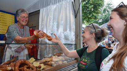 Bild: Stephan Huber
Eine Breze, die muss doch vegan sein? Nicht unbedingt, erklären Verena-Sophia Schneider und Eveline Hackenberg (von rechts) bei ihrem Rundgang übers Amberger Bergfest. In diesem Fall aber ist die Breze vegan.