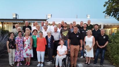 Bild: Silvia Beck/exb
Bei der Jahreshauptversammlung des 1. FC Schwarzenfeld wurden einige Mitglieder für ihr langjähriges Engagement geehrt.