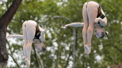 Bild: Gregorio Borgia, AP/dpa
Das war das Bild, das oben auf der ersten Seite des Sportteils vom 19. August erschien und bei manchen Leserinnen überhaupt nicht gut ankam. Unterschiedlich hingegen die Bewertung eines Ehepaares aus dem Amberger Raum beim Betrachten des Fotos: Während der Mann „ganz normale Turmspringerinnen“ sieht, findet die Frau, „ein anderer Winkel wäre angemessener“.