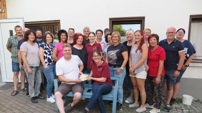 Bild: jzk
Ein Herz für die Flutopfer im Ahrtal bewiesen Müllermeisterin Petra Schuster (rechts sitzend) und die zahlreichen Helferinnen und Helfer beim Mühlentag, als sie Holger Pühl (links sitzend) eine Geldspende überreichten.