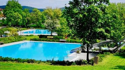 Bild: sche
Für das im Jahre 1968 eröffnete beheizte Freibad in Freudenberg liegen die ersten Planungen für eine Sanierung mit geschätzten Kosten von 2,2 Mio. € auf dem Tisch.