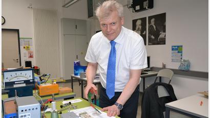 Bild: as
Matthias Weiser unterrichtet Physik normalerweise nicht mit Schlips, wie er betont. Im Vorbereitungsraum steht er an einem Tisch mit einem Magnet in der Hand. Über die Schulter schauen ihm dabei Galileo Galilei und Isaac Newton.