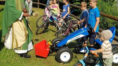 Bild: M. Kirchberger/exb
Pfarrer Johnson Varakaparambil segnet die Fahrzeuge der Kinder.