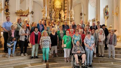 Bild: Stefanie Baier/exb
Der Kemnather Stadtpfarrer Thomas Kraus (hinten links) zeigte den Senioren seine ehemalige Wirkungsstätte als Kaplan – die Stadtpfarrkirche Mariä Himmelfahrt in Deggendorf.