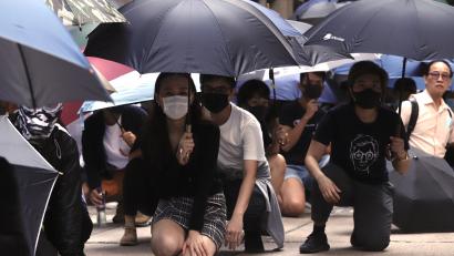 Bild: Liau Chung-Ren
immer wieder kommt es in Hongkong zu Protesten wie hier bei einem "Lunch Hour Flashmob". Die Teilnehmer blockieren knieend eine der Hauptstraßen im Stadtteil Central.