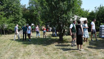 Bild: hcz
Die Besucher der Jubiläumsfeier schauen sich gerne im Garten des Obst- und Gartenbauvereins in der Merklmooslohe um.
