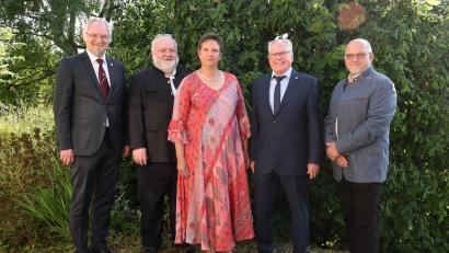 Bild: Lions-Club Tirschenreuth/exb
Die Vorstandsriege der Lions Tirschenreuth bei der Amtsübergabe von Pastpräsidentin Heike Kunte (Dritte von links) an Präsident Albert Saller (Vierter von links).