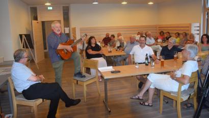 Bild: fz
Direktor Manfred Strigl (links) und die Besucher sind begeistert vom singenden Jörg aus Altona.