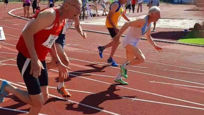 Bild: Schmid
Karl Schmid (weißes Trikot) nach dem Start beim 100-Meter-Lauf.