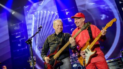 Archivbild: Matthias Balk/dpa
Sänger und Bassist Günther Sigl (links) und Gitarrist Barny Murphy 2017 im Rahmen des Jubiläumskonzerts der Spider Murphy Gang in der Olympiahalle in München.