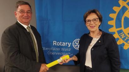 Bild: R. Frauendorfer/exb
Staffelstabübergabe beim Rotary Club Oberviechtach: Gerhard Hartfeld übergibt das Präsidentenamt an Emilia Müller.