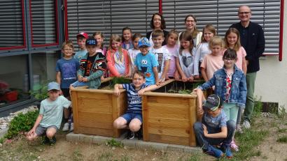 Bild: C. Hutzler/exb
Die von der Marktgemeinde finanzierten Hochbeete werden von den Kindern gerne gepflegt.