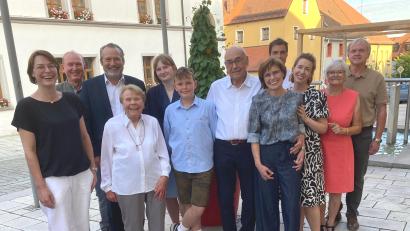 Bild: Völkl
Dr. Josef Pürner (Mitte) feiert mit der Familie und Freunden seinen 80.Geburtstag. Im Bild von links Tochter Katrin Duschner, Schwiegersohn Erich, Bürgermeister Frank Zeitler, Ida Sobiegalla, die Enkelkinder Antonia und Sebastian, Ehefrau Traudl, Sohn Tobias Pürner und Schwiegertochter Barbara sowie Maria und Walter Elberskirch.