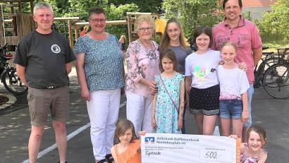 Bild: wro
500 Euro stellte der Al-Bundy-Fanclub, vertreten durch Oliver Sturm (rechts) und Thomas Dürnhofer (links), dem Wiesauer Kinderchor zur Verfügung. Der Einladung zum Spendentermin folgten Vorsitzende Birgit Sailer (Zweite von links), Chorleiterin Christa Holm (Dritte von links) und ein Teil der Chorkinder.