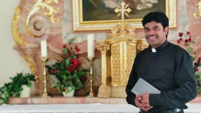 Bild: Portner
Neupriester Chinna Chennaiah Dola wird ab September als Kaplan in Oberviechtach wirken. Bei seinem ersten Besuch in der Stadt feierte er eine Messe in der Kapelle des Altenheims mit.