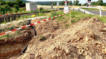 Bild: Gabi Schönberger
Am Bahnübergang in der Maierhofstraße bei Weiden stehen Arbeiten an. Der Schleichweg ist deshalb für gut drei Monate gesperrt.
