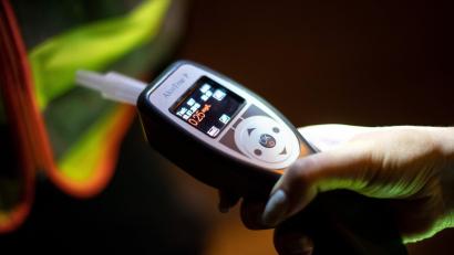 Symbolbild: Sina Schuldt/dpa
Ein Fahrradfahrer musste in Marktredwitz einen Atemalkoholtest machen.