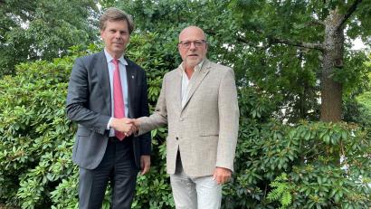 Bild: Lions Club Marktredwitz/exb
Dr. Oliver Schott (rechts) übernahm das Präsidentenamt von Dr. Christian Roßner.