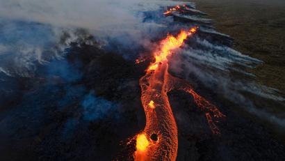 Bild: Ragnar Visage/RUV/dpa
Das Drohnenfoto zeigt den Ausbruch unweit des Berges Litli-Hrútur auf der dünn besiedelten Reykjanes-Halbinsel.