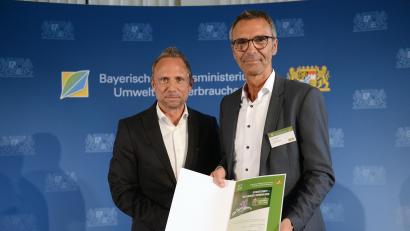 Bild: Bayerisches Staatsministerium
Staatsminister Thomas Glauber überreichte die Urkunde an Bürgermeister Peter Achatzi (rechts).