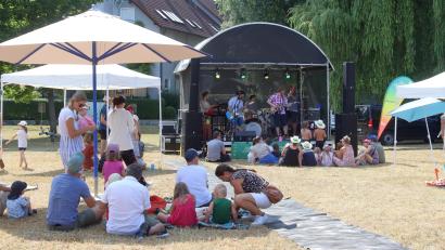 Bild: mfh
Lässig picknicken, Musik hören und sich dem Jonglieren oder anderen spielerischen Herausforderungen aus dem Spielebus stellen: Im Stadtpark ging ein gelungener Familiennachmittag über die Bühne.