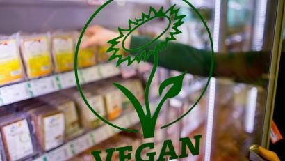 Symbolbild: Daniel Karmann
Die Werbung für einen veganen Burger wird kritisiert.